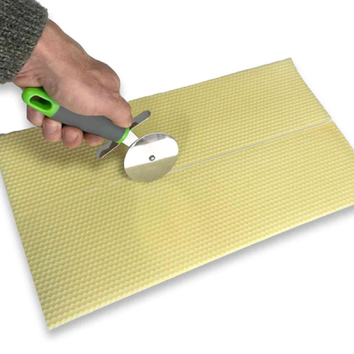 Alat za krojenje satnih osnova